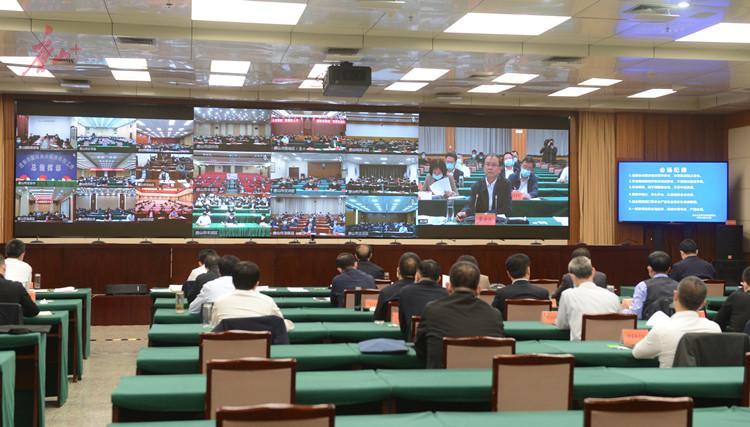 咬緊牙關(guān) 堅(jiān)定信心 集中攻堅(jiān) 全力以赴盡早實(shí)現(xiàn)社會(huì)面清零目標(biāo).jpg 咬緊牙關(guān) 堅(jiān)定信心 集中攻堅(jiān) 全力以赴盡早實(shí)現(xiàn)社會(huì)面清零目標(biāo).jpg